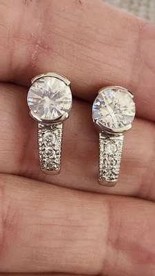 Hermosos pendientes perforados de plata de ley con cristales transparentes miden 0,66" Foto 1 de 4