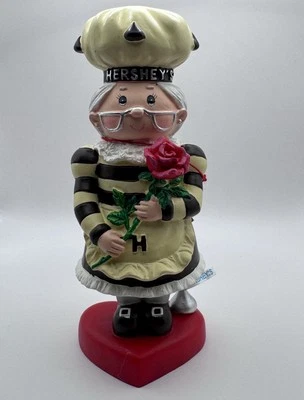 2003 Hershey’s Chocolate Kurt Adler Valentine’s Figurine – Lady Holding Rose - Imagem 1 de 3