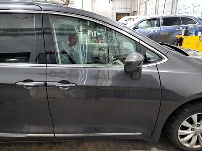 2018 Pacifica Right Passenger Side Front Door Assembly Color: Gray Pau Foto 1 de 4