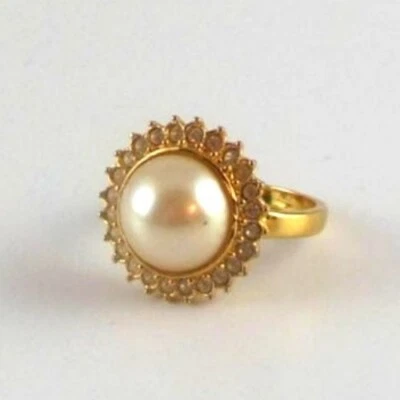 Anillo de cóctel tono dorado con perlas de imitación rodeado de estrás de cristal transparente talla  Foto 1 de 4