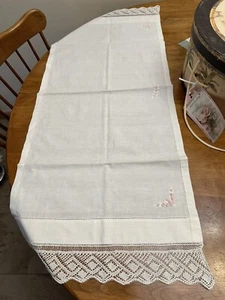TABLE RUNNER DRESSER SCARF ROSE BUDS IN PINK ON WHITE  LACE  EDGE 30 1/2" x 16" - Picture 1 of 10