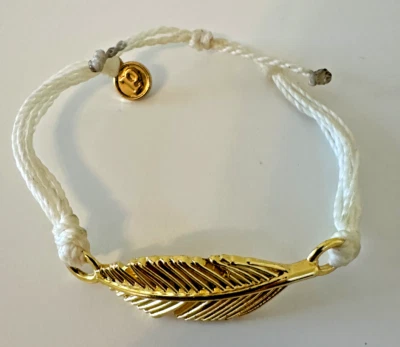 Браслет Pura Vida с листьями золотистый кремовый веревочный слайд регулируемый с подписью - Изображение 1 из 4