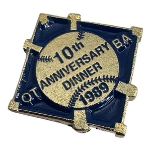 Prendedor de cena de aniversario de béisbol 1989 - insignia coleccionable del décimo aniversario - Imagen 1 de 5