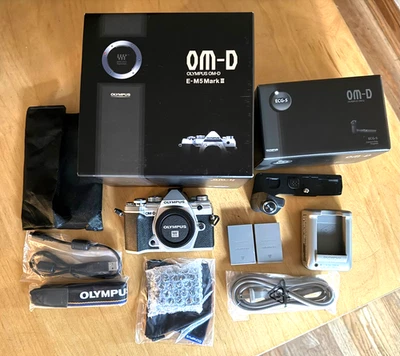 Kit de carrocería plateada Olympus OM-D E-M5 Mark III (440 unidades) COMO NUEVO + agarre + batería extra Foto 1 de 4