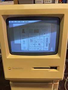 Apple Macintosh plus Maus und Tastatur +Transporttasche 4Mb+ 20Mb Festplatte - Bild 1 von 10