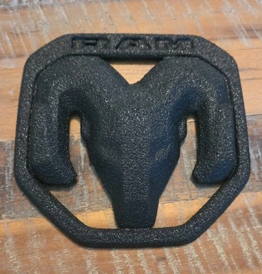 RAM 1500 2500 3500 Grille Emblem Badge 2019+ 68276327AA  Foto 1 de 2