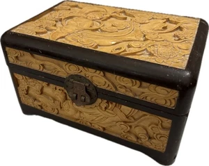 Scatola in legno con cerniera intagliata a mano canfora 9" sculture asiatiche chiusura ottone vintage LEGGI! - Foto 1 di 16
