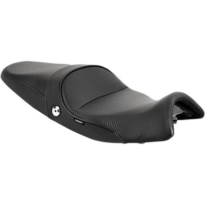 Sargent World Sport™ Performance Seat - Carbon FX fits Triumph - Black WS-557-19 — 第 1/3 张图片