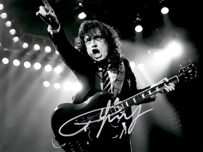 Angus Young Autograph + COA (AC/DC) - Bild 1 von 3