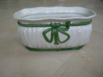 Maceta de porcelana pintada a mano blanca con arco de cuerda verde hecha en Portugal Foto 1 de 4