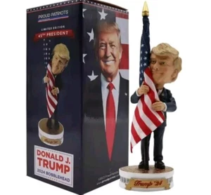 Donald Trump 2024 Bobblehead (TRUMP HUGGING THE FLAG) Limited Edition Patriots - Bild 1 von 3