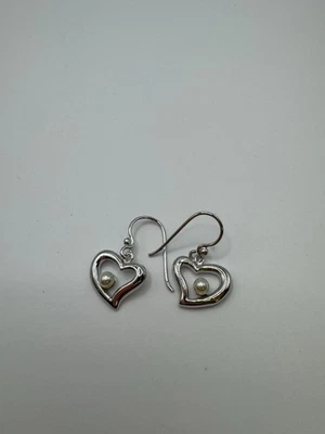 Серьги-сердечки из стерлингового серебра 925 пробы с искусственным жемчугом на ушных крючках - Изображение 1 из 3