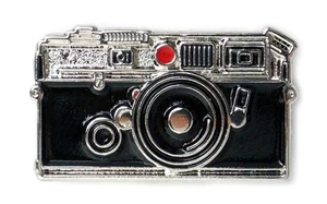 M6 HARTE EMAILLE POLIERT VERSILBERT ANSTECKNADEL VON YESTERDAYS CO. - Bild 1 von 2