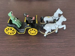 Cast Iron Horse Drawn Cart with Driver and Lady Passenger. Original Paint. - Picture 1 of 8