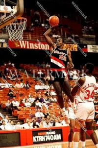 BN157 Clyde Drexler Blazers Dunks On Hakeem 8x10 11x14 16x20 Oil Painting Photo - Picture 1 of 1