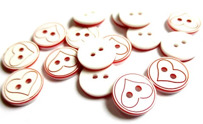 20 Knöpfe Kunststoff weiß Rund 13 mm rotes Herz bunt 2 Löcher nähen stricken  - Bild 1 von 2