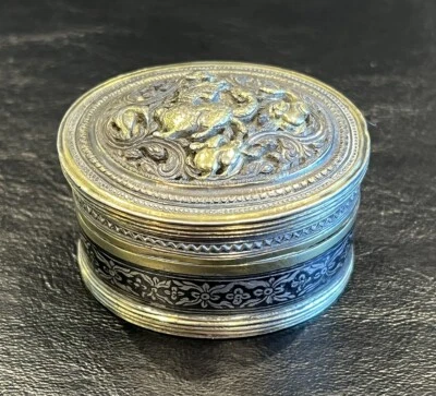 Caja de hierro Shakudo japonesa de oro y plata con incrustaciones período Edo Quilin y animales Foto 1 de 4