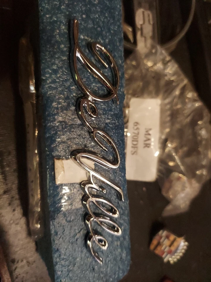 Комплект из двух отделочных деталей задней четверти крыла с эмблемой модели Cadillac DeVille 1965-1970 годов выпуска - Изображение 1 из 4