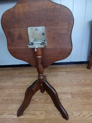 Mesa/lámpara de salón redonda de caoba con borde de hoja de oro de Imperial (T63) Foto 1 de 4