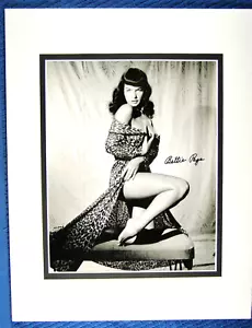 Fotografía Pin-up firmada BETTIE PAGE 8" por 10" en blanco y negro por BUNNY YEAGER - Imagen 1 de 4