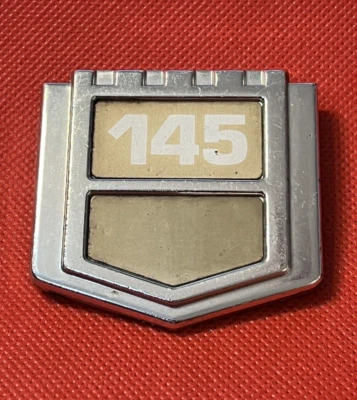 VOLVO 145 - INSIGNIA/EMBLEMA COCHE METAL VINTAGE - 145 X 47 MM Foto 1 de 2