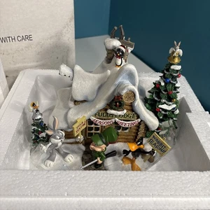 Vintage Danbury Mint A Looney Tunes Christmas Fudds Lodge Lighted Sculpture 2001 - Picture 1 of 6