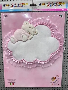 FIOCCO NASCITA COCCARDA FUORI PORTA RICAMARE PUNTO CROCE ORSO CHE DORME ROSA - Foto 1 di 1