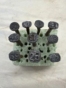 Lote de 10 clavos/picos de fecha de corbata ferroviaria seleccionados al azar - Imagen 1 de 3