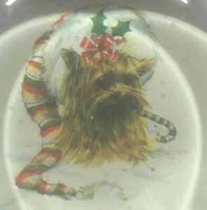 "Pisapapeles vintage de vidrio artístico Norcross Navidad Yorkie plano 2 1/2"" X 1"" B18" - Imagen 1 de 3