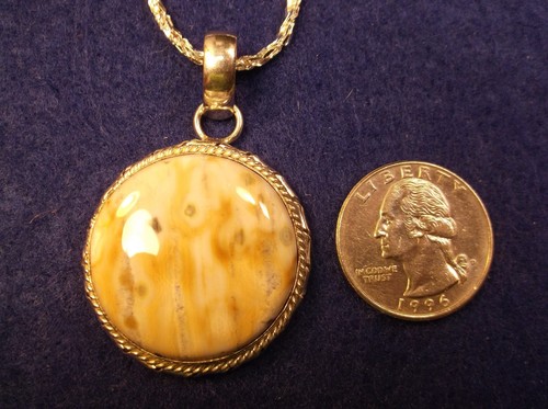 BEAUTIFUL STERLING SILVER & OFF WHITE TO LIGHT ORANGE AGATE PENDANT & NECKLACE