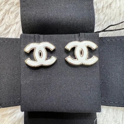 Auténticos Pendientes Chanel 2022 CC Logotipos Esmalte Blanco Tono Oro AB8672 Foto 1 de 4