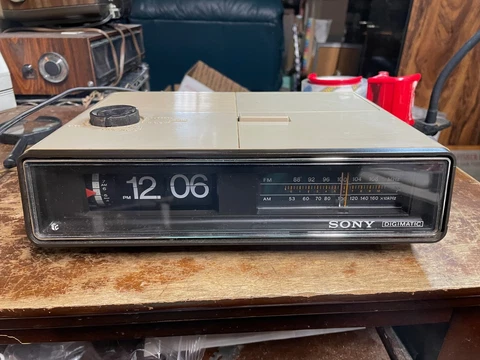 SONY DIGIMATIC FLIP CLOCK RADIO ICF-C570W USED. SEE DESCRIPTION Cover