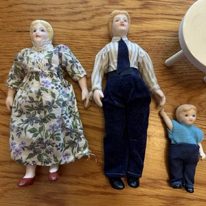 3 muñecas miniatura vintage estilo CACO casa de muñecas familia papá mamá niño con mesa - Imagen 1 de 7
