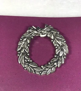 Christmas Wreath Brooch - Picture 1 of 3