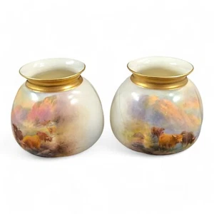 Un par de jarrones Royal Worcester pintados con ganado Highland por Harry Stinton - Imagen 1 de 22