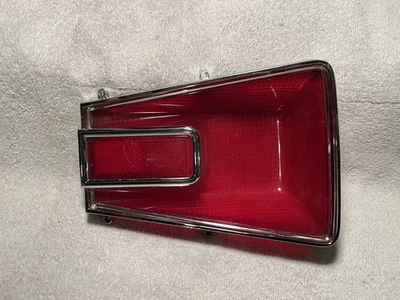 Lente e moldura traseira direita NOS Mopar 1966 Dodge Coronet - Imagem 1 de 3