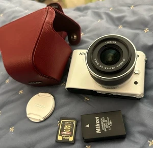 Nikon 1 J1 White Digital Camera w/ Nikkor 10-30mm Lens - Afbeelding 1 van 6