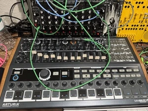 Arturia Minibrute 2S - Semi modular Synthesizer (w/ Patch Cables) - Picture 1 of 2