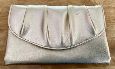 Cartera sin asas de colección Avon Facets sobre dorado metálico, cierre a presión, forro satinado Foto 1 de 4