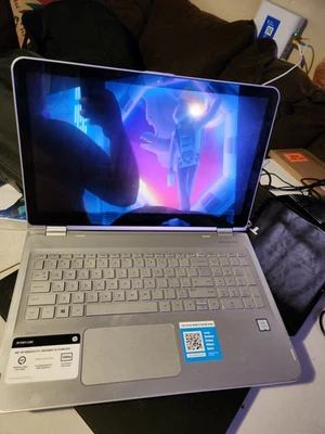 HP ENVY x360 15.6'' (1TB HDD Intel Core i5-6200U 2.4GHz 8GB RAM) Foto 1 de 4