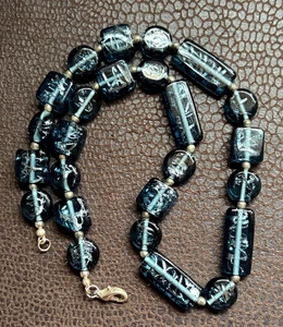 KUNSTLICHE AQUAMARIN PERLENKETTE & DRAHTHAKEN OHRRINGE SET CHIP AUF EINEM ABGEBILDETEN STEIN - Bild 1 von 6