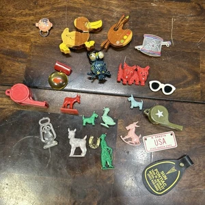 Lote de prendedores y varios juguetes vintage de cajones de chatarra de juguetes vintage de los años 40 - 60 - Imagen 1 de 10