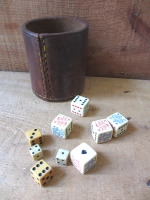 Taza coctelera de dados de cuero marrón oscuro pesado vintage cosida con 9 dados antiguos Foto 1 de 4