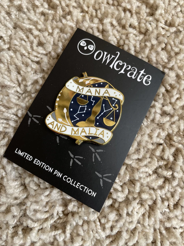 Pin Esmalte Mana and Malia - OWLCRATE - Serie Scholomance - TOTALMENTE NUEVO Foto 1 de 1
