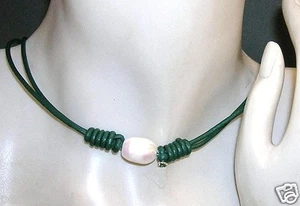 COLLAR DE PERLA CULTIVADA 11 mm Y Cuero Verde . Corredero, adaptable al cuello - Imagen 1 de 1