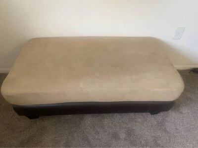 Otomana color tostado claro con ribete de cuero marrón Foto 1 de 4