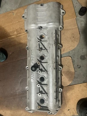 Tampa da válvula do motor do lado direito Mercedes AMG W221 ML63 S63 OEM M156 1560160805 - Imagem 1 de 4