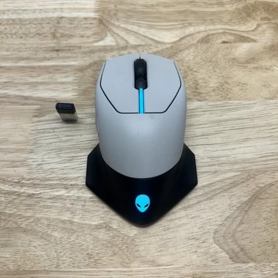 Беспроводная игровая мышь Alienware AW610M — лунный свет с ключом, без кабеля - Изображение 1 из 4