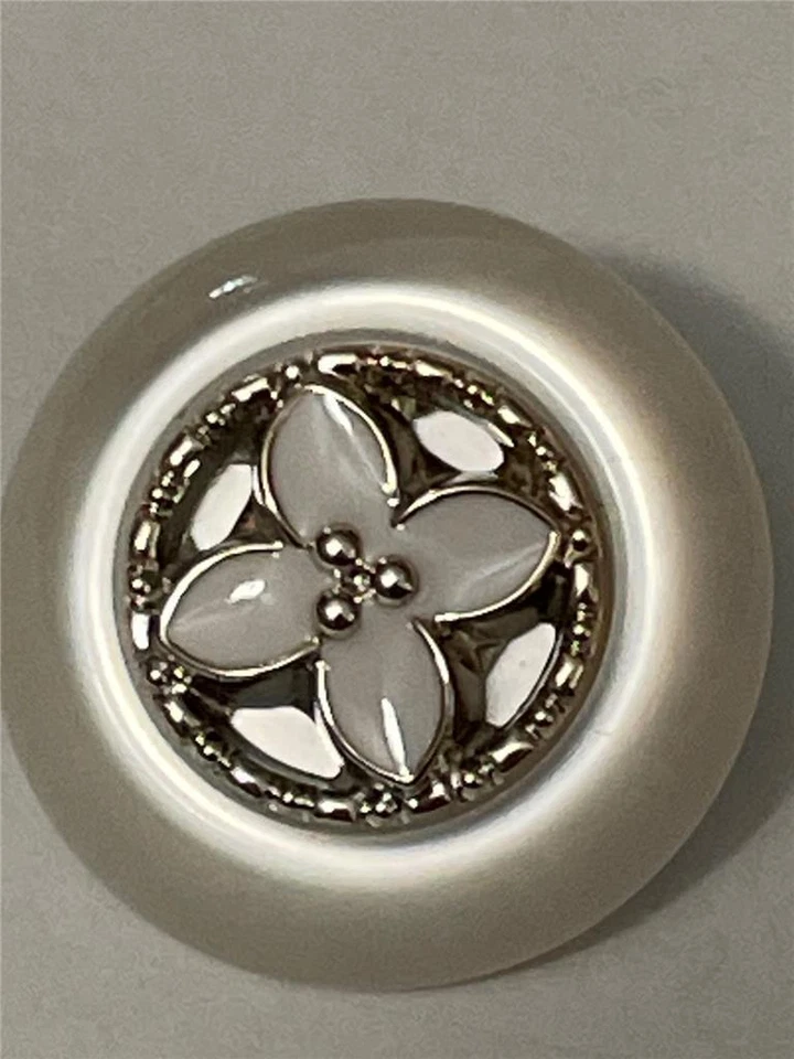 Fit Ginger Snap White with Gold Flower 18mm Snap KE0009 - Image 1 of 1