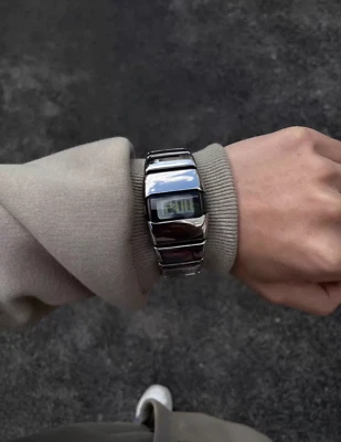 Reloj Digital Futurista Y2K Cuarzo Japonés - Plata Brillante Foto 1 de 4